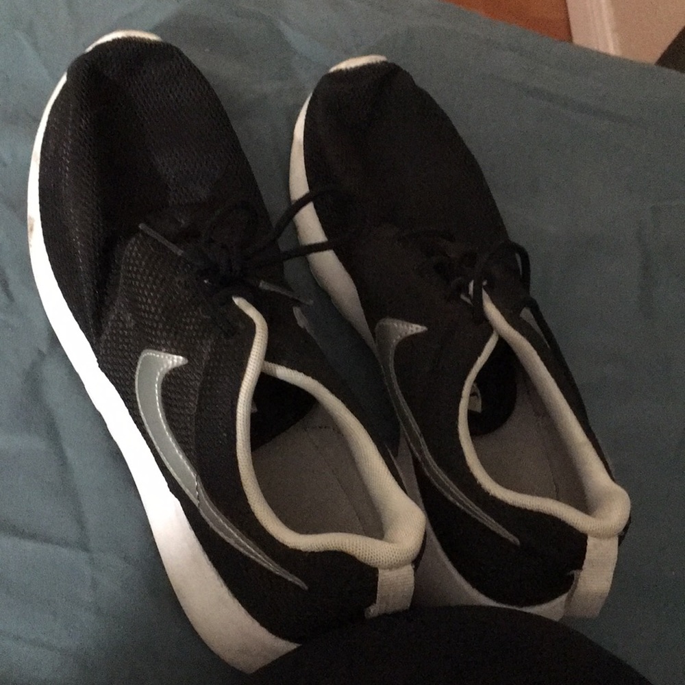 black Nike Roshies